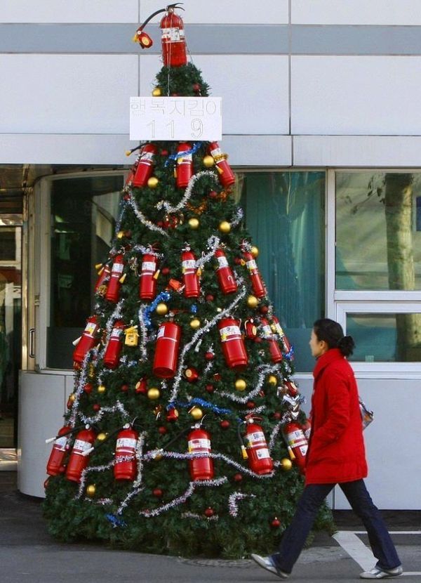 Albero di Natale con estintori