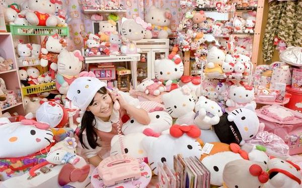 Asako Kanda con i suoi Hello Kitty
