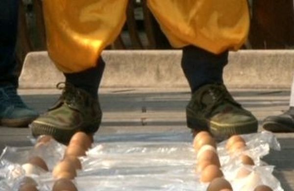 Record dell'uomo che cammina sulle uova