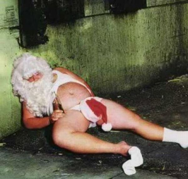 Babbo Natale sbronzo nudo con cappello