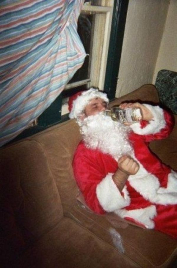Babbo Natale steso con bottiglia