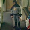 Batman consegna ladro al commissariato