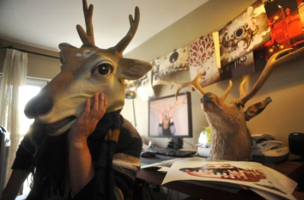 Uomo con maschera cervo