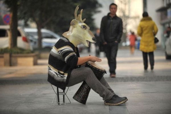 Uomo con maschera cervo