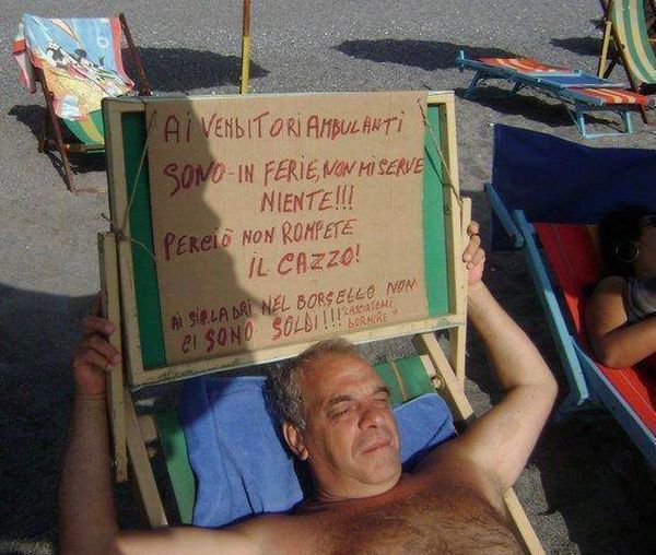 Pisolino con cartello