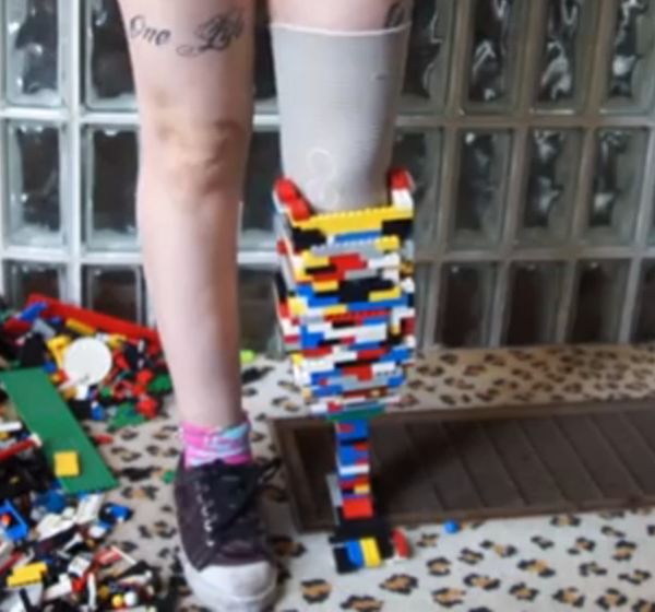 Christina Stevens con gamba di Lego 2