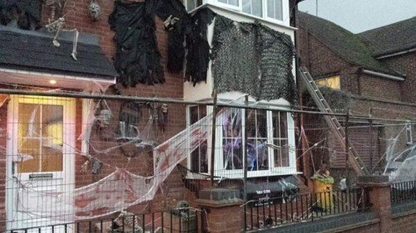 La casa di James Creighton decorata per Halloween