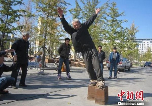 Zhang Fuxing con le scarpe di ghisa