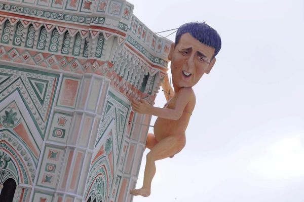 Matteo Renzi scala il Battistero