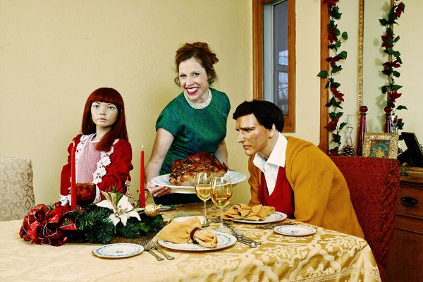 Suzanne Heintz con famiglia di manichini 1