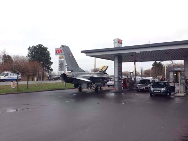 Aereo dal benzinaio