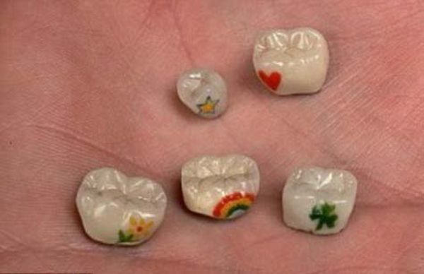 tatuaggi sui denti: fiori e cuori