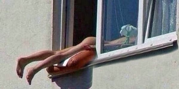la ragazza che prende il sole nuda fuori dalla finestra
