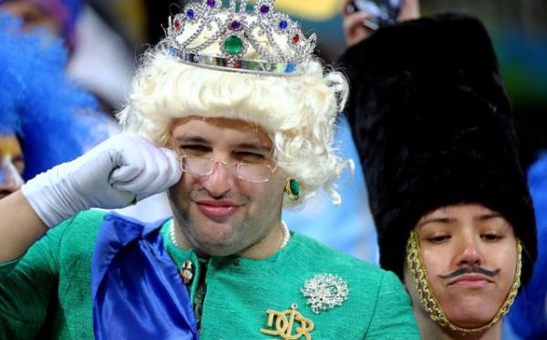 tifoso inglese travestito da regina Elisabetta