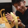 Keisuke Yamada con una scultura di banana