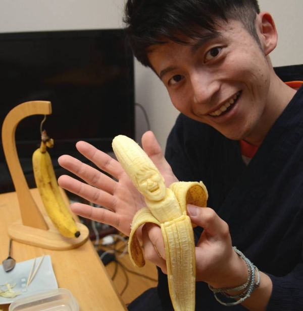 Keisuke Yamada con una scultura di banana