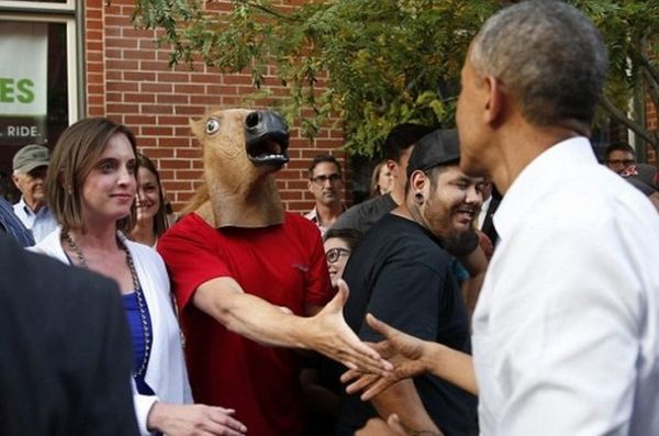 Obama stringe la mano a uomo-cavallo 1