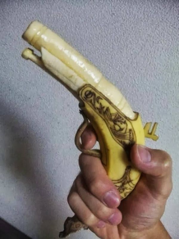 scultura-banana: pistola