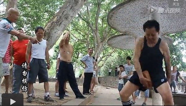 Zhou Chengli si colpisce i testicoli