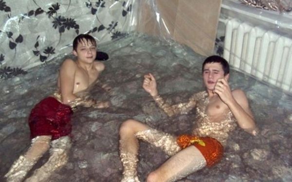 Ragazzi-allagano il salotto per fare il bagno 1