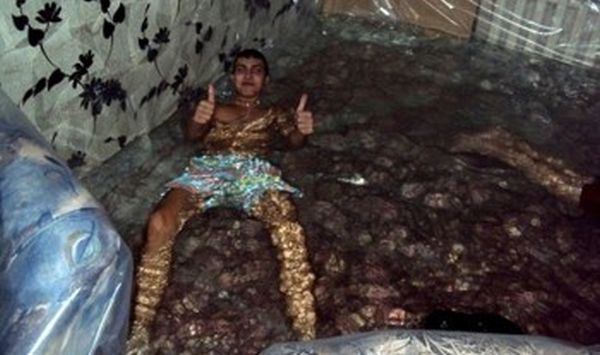 Ragazzi allagano il salotto per fare il bagno 2