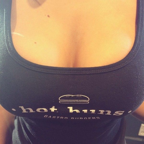 Hot Buns: tette cameriera
