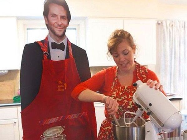Danielle e sagoma Bradley Cooper: in cucina
