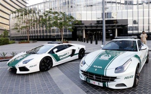 Lamborghini e Ferrari polizia Dubai
