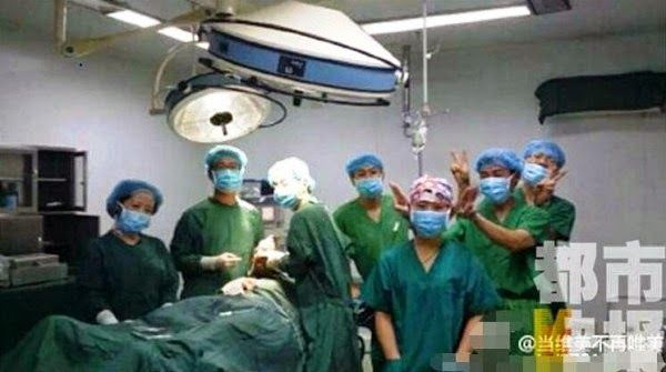 Chirurghi cinesi: selfie in sala operatoria 2