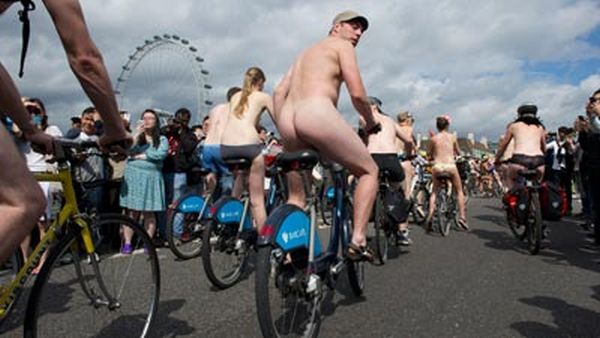 ciclista nudo multato