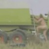 agricoltore nudo imballa se stesso