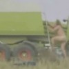 agricoltore nudo imballa se stesso