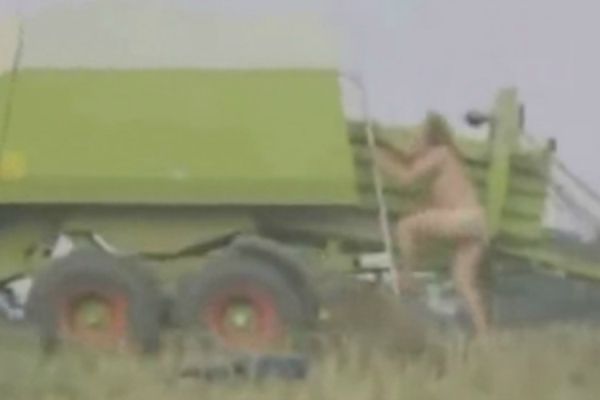 agricoltore nudo imballa se stesso