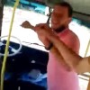 Autista lascia volante del pullman e balla