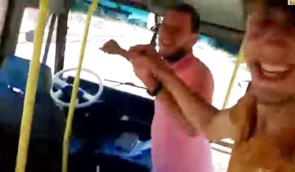 Autista lascia volante del pullman e balla