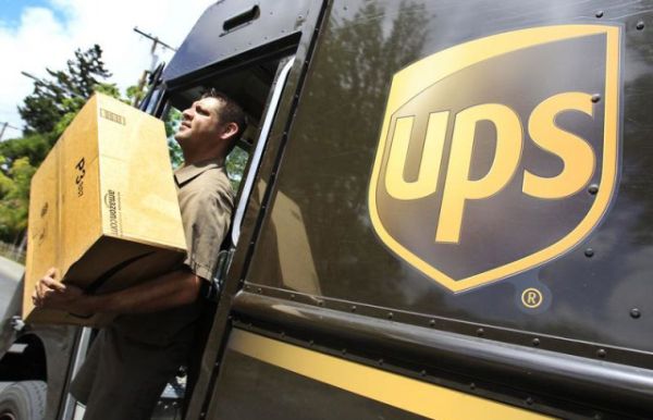 corriere ups lancia un pacco