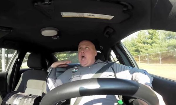 poliziotto canta canzone di Taylor Swift