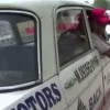 Tassista indiano guida solo in retromarcia