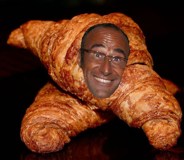 Carlo Conti in un croissant