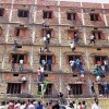 Genitori indiani arrampicati sulle finestre delle scuole