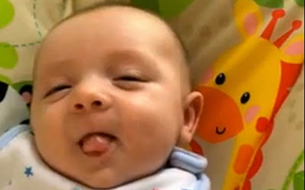 neonato di sette settimane dice Hello