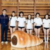 ragazze della pallavolo e cannolo gigante