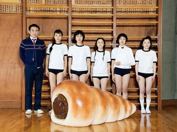 ragazze della pallavolo e cannolo gigante