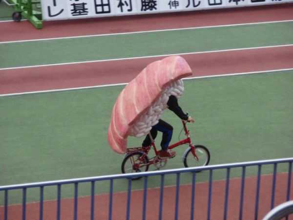 uomo-sushi in bicicletta