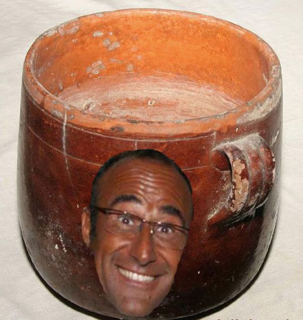 Carlo Conti in un vaso di terracotta